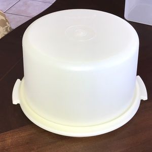 Large vintage Tupperware cake taker carrier